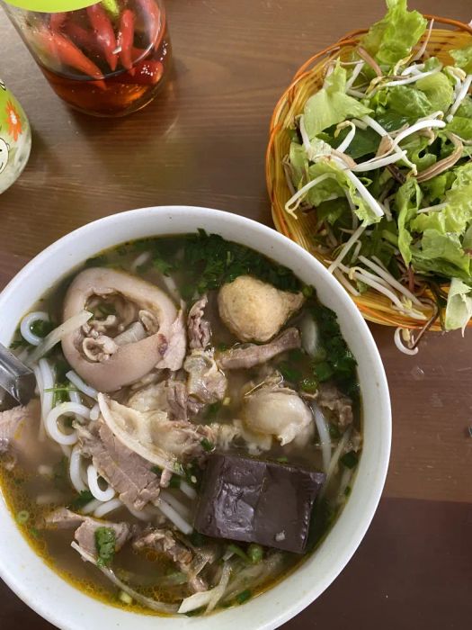 Hình ảnh tô bún bò Rất Huế thơm ngon, hấp dẫn