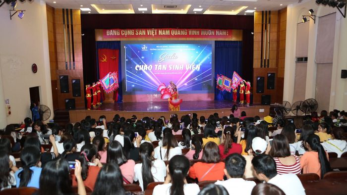 Hình ảnh khuôn viên xanh mát của Trường Cao đẳng Ngoại ngữ và Công nghệ Việt Nam