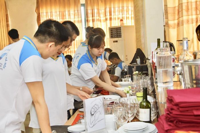 Hình ảnh khuôn viên xanh mát của Trường Cao đẳng Du lịch Hà Nội
