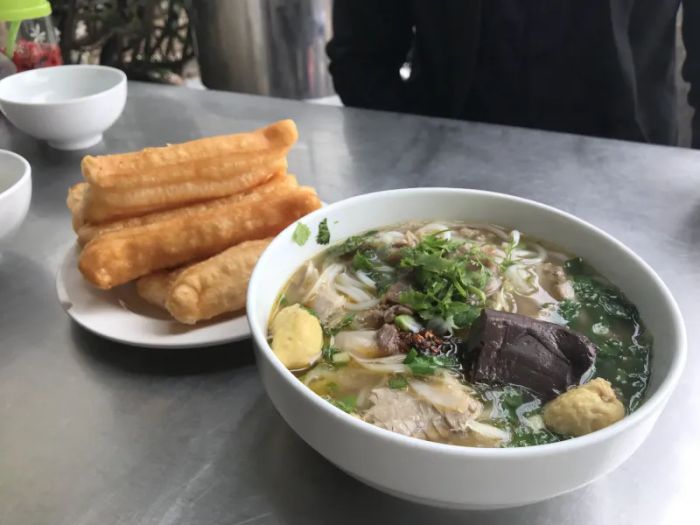 Hình ảnh tô bún bò Rất Huế đầy đặn nguyên liệu