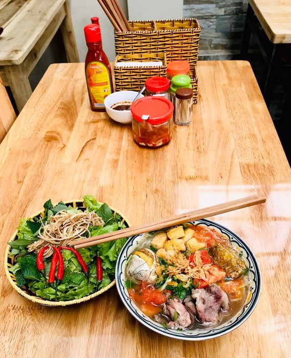 Hình ảnh tô bún riêu cua đầy ắp nguyên liệu tại Bún Riêu Cua Bà Nga