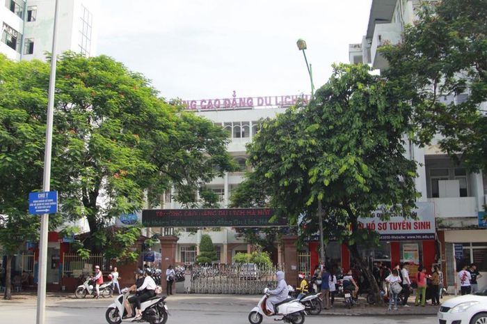 Hình ảnh sinh viên thực hành tại phòng lab của Trường Cao đẳng Du lịch Hà Nội