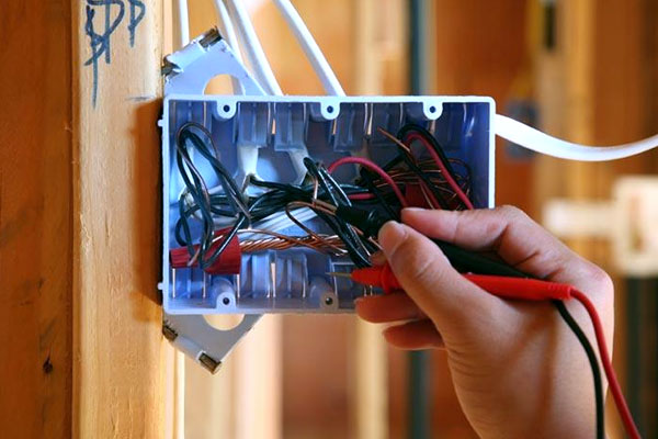 Hình ảnh đội ngũ kỹ thuật viên chuyên nghiệp Yến Anh