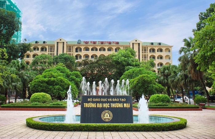 Khuôn viên xanh mát của Đại học Thương mại - Nơi ươm mầm những nhà kinh tế tương lai