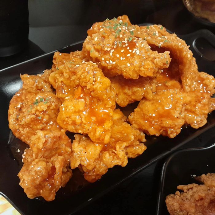 Chicken BROS - Không gian ẩm thực Hàn Quốc sôi động