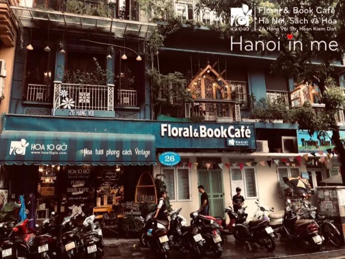 Không gian thư viện hoa tươi tại Hoa 10 Giờ Floral and Book Cafe