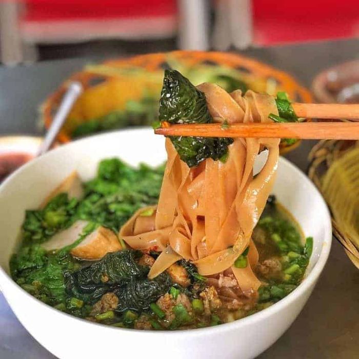 Tô bánh đa cua đầy ắp nguyên liệu tươi ngon tại quán Cô Út