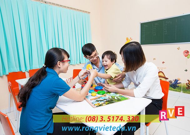 Hình ảnh lớp học can thiệp tại Trung tâm Rồng Việt