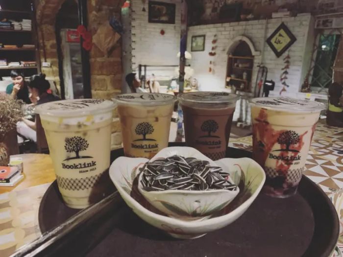 Góc nghệ thuật độc đáo tại The Booklink Cafe