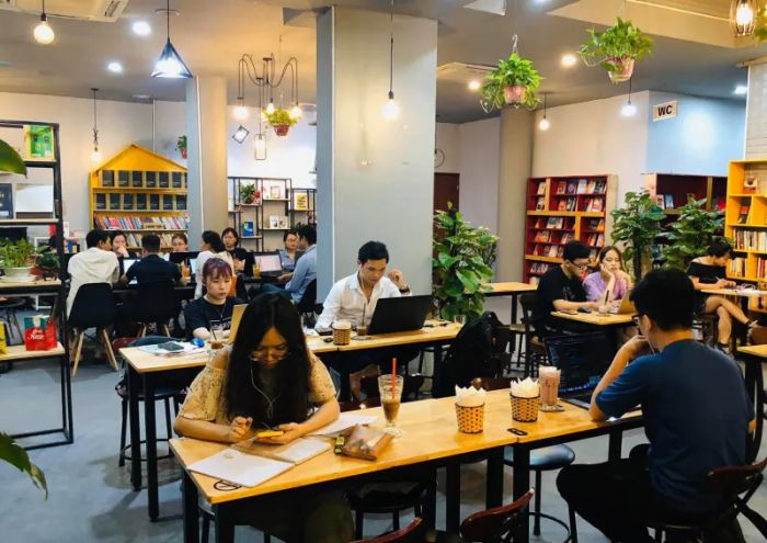 Không gian đọc sách rộng rãi tại The Book Coffee