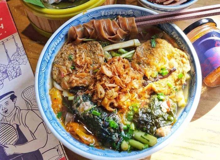 Tô bánh đa cua thơm ngon đậm đà tại quán Cô Út