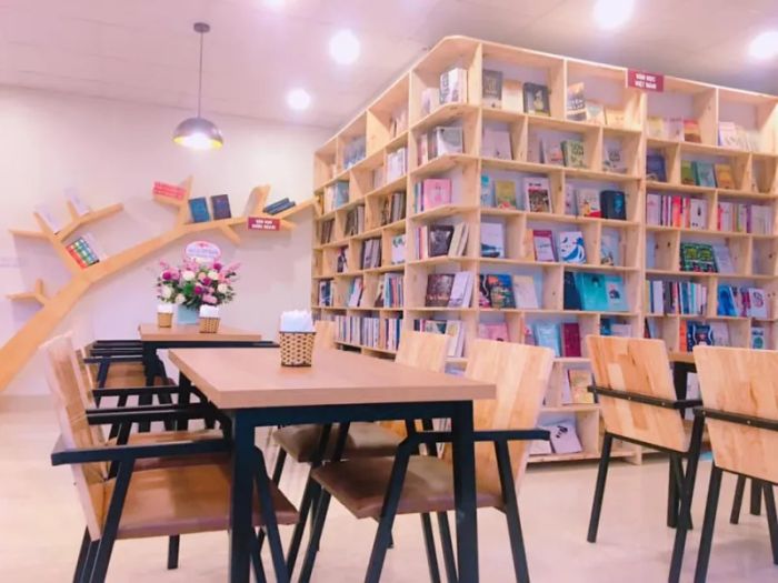 Góc thư viện ấm cúng ở Biblio Cafe