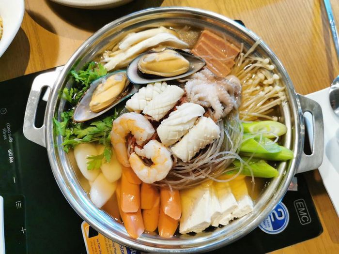 Không gian ấm cúng phong cách Hàn Quốc tại Don Chicken Mai Hắc Đế