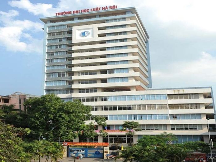 Hình ảnh tòa nhà uy nghiêm của Đại học Luật Hà Nội