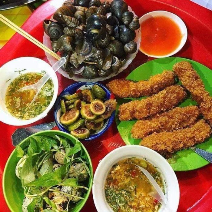 Những mẻ ốc tươi ngon chuẩn bị phục vụ tại Xuân Ốc 1 - 47 Phố Chiền