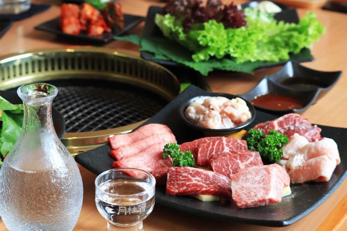 Không gian ấm cúng tại Yakiniku Sakura