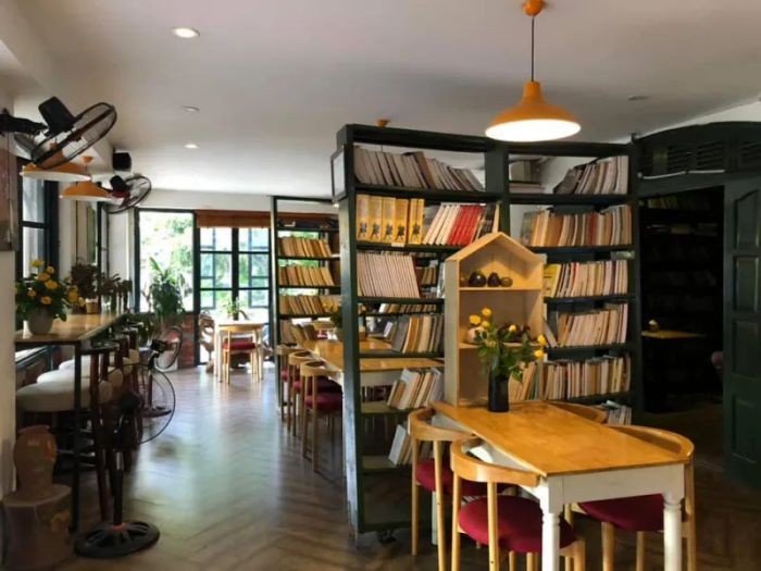 Không gian đọc sách ấm cúng tại Tungbook Cafe