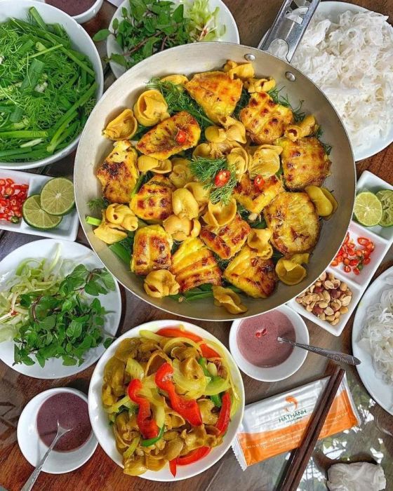 Không gian ấm cúng tại Chả cá Hà Thành