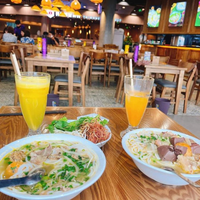 Không gian ấm cúng mang đậm chất Huế tại nhà hàng