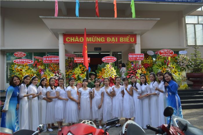 Hình ảnh khuôn viên xanh mát Trường Hy Vọng