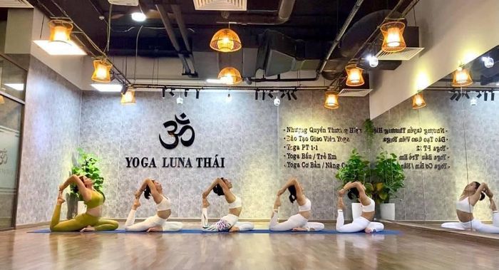 Hình ảnh lớp học yoga tại Yoga Luna Thái Center