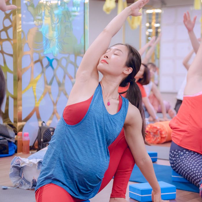 Giờ học yoga bầu cùng chuyên gia Ấn Độ tại Hương Anh