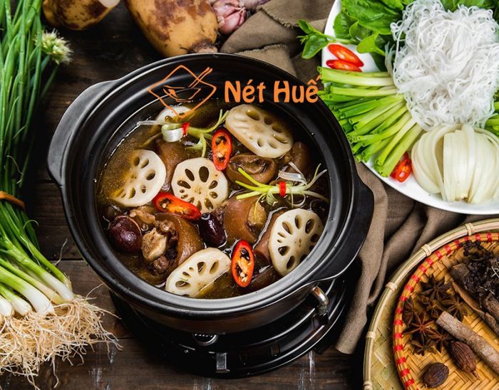 Những món Huế đặc trưng được trình bày tinh tế tại Nét Huế