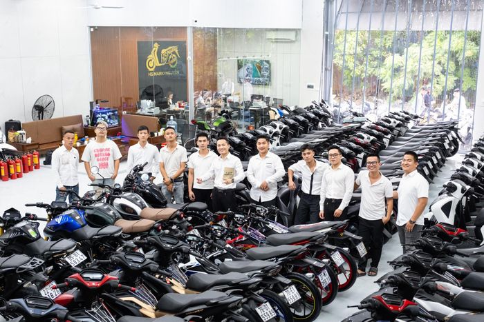 Bộ sưu tập xe máy, ô tô cũ chất lượng tại Hội sở