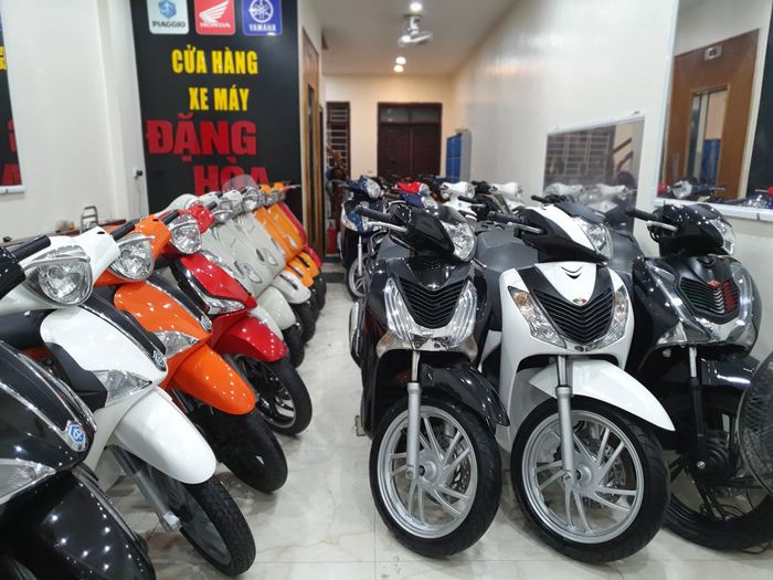 Không gian trưng bày đa dạng tại Xe Máy Đặng Hoà