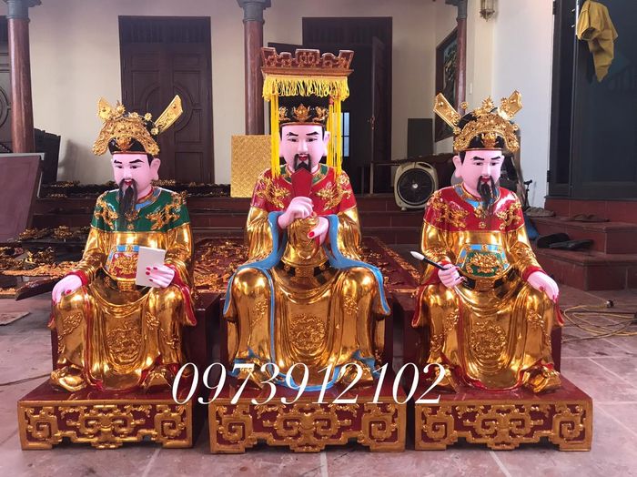 Không gian trưng bày đồ thờ gỗ tinh xảo tại Đồ Thờ Việt