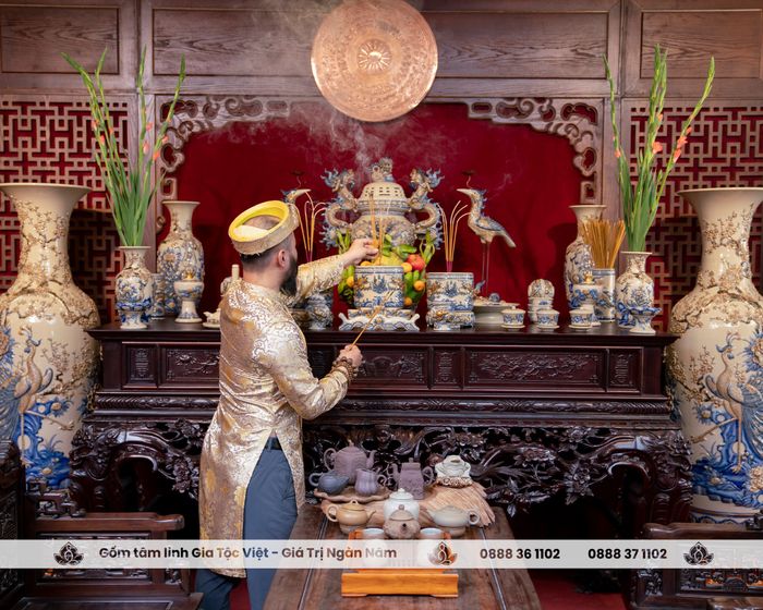 Bộ đồ thờ men Rạn Cổ tinh xảo của Gia Tộc Việt