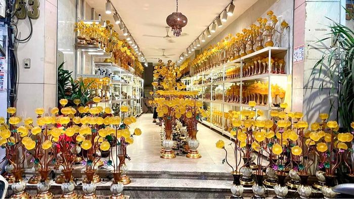 Không gian trưng bày đồ thờ truyền thống