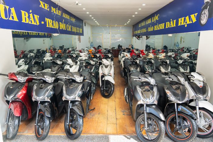 Showroom trưng bày xe tại Xe Máy Anh Lộc