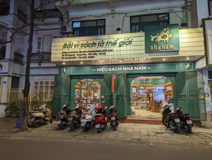 Không gian đọc sách ấm cúng tại Hiệu sách Nhã Nam Hà Nội