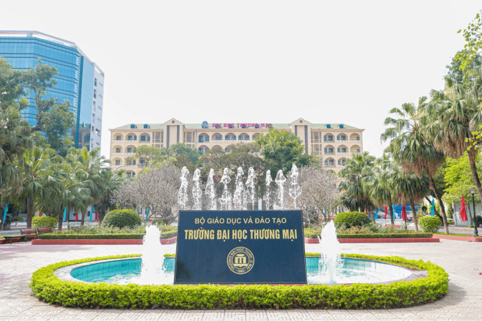 Khoảnh khắc rạng rỡ tại khuôn viên Đại Học Thương Mại – Nơi ươm mầm tri thức