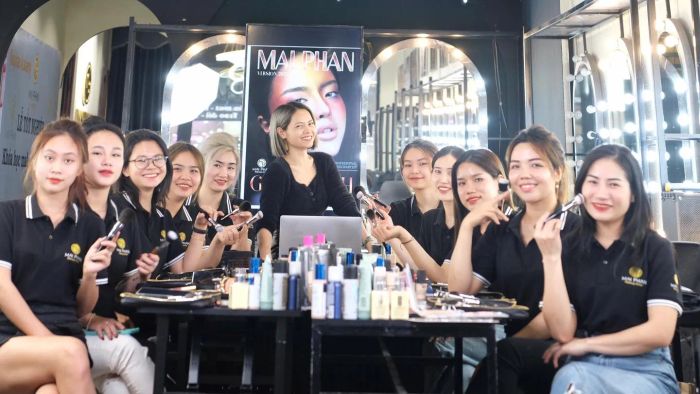 Học viên thực hành kỹ thuật make-up chuyên nghiệp tại MaiPhan Makeup Artist