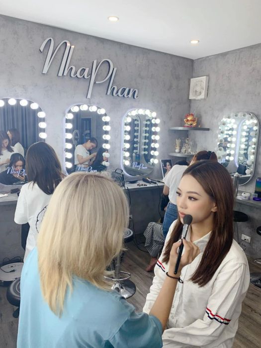 Học viên thực hành kỹ thuật trang điểm chuyên nghiệp