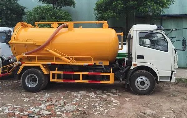 Hình ảnh đội ngũ kỹ thuật Dịch Vụ Vệ Sinh Đô Thị Hà Nội làm việc