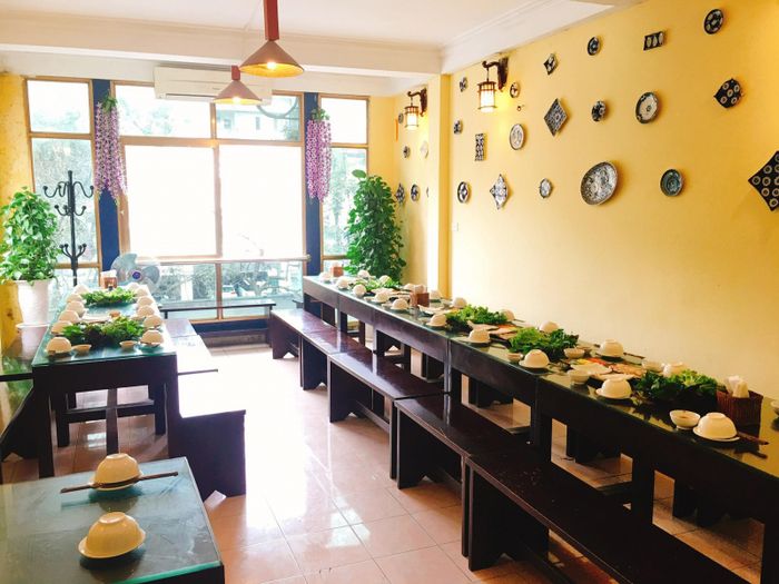 Không gian ấm cúng và nồi lẩu cá kèo hấp dẫn tại Quán Chén