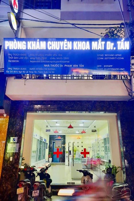 Ảnh làm việc của PGS.TS.BS Phạm Văn Tần cùng bệnh nhân tại phòng khám