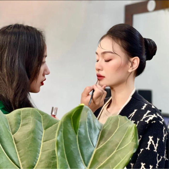 Học viên thực hành kỹ thuật make-up chuyên nghiệp tại Jin Beauty