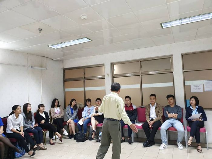 Hình ảnh đáng nhớ: Giảng viên Tâm Việt hướng dẫn kỹ thuật giao tiếp chuyên nghiệp