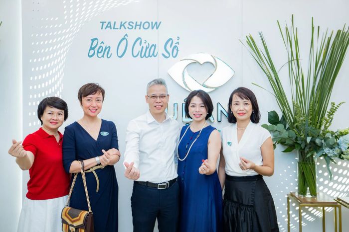 Ảnh làm việc của TS.BS Đặng Trần Đạt - Chuyên gia dịch kính võng mạc hàng đầu Việt Nam