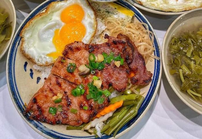 Không gian ấm cúng và những đĩa cơm tấm hấp dẫn tại Bếp Cơm Tấm
