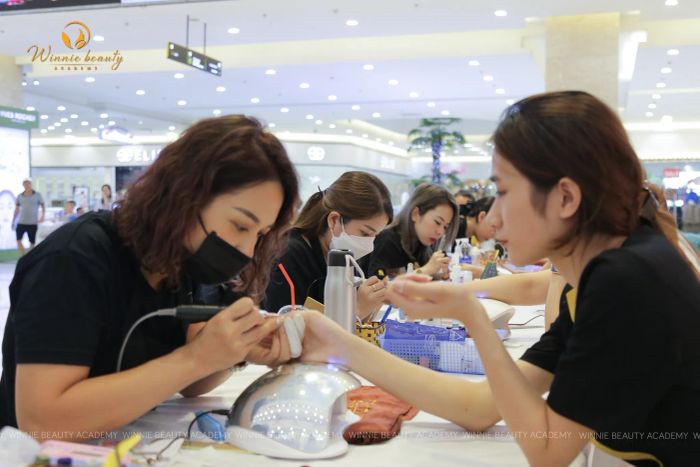 Học viên thực hành kỹ thuật nail quốc tế tại Winnie
