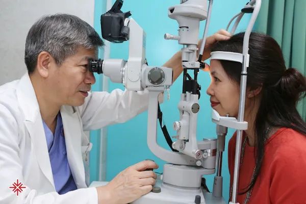 Ảnh chân dung BS CKII Bùi Tiến Hùng - Người mang lại ánh sáng cho hàng ngàn bệnh nhân