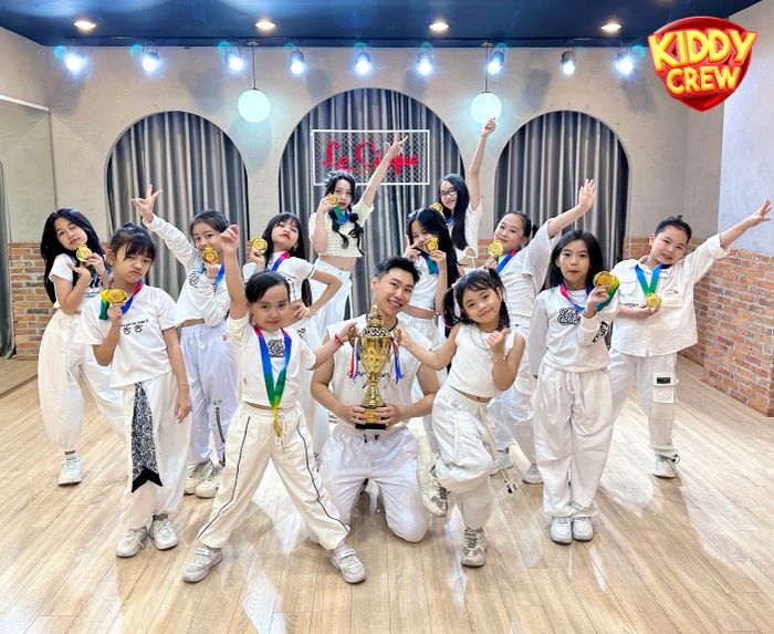 Hình ảnh ấn tượng về không gian hiện đại tại Le Cirque Dance Studio