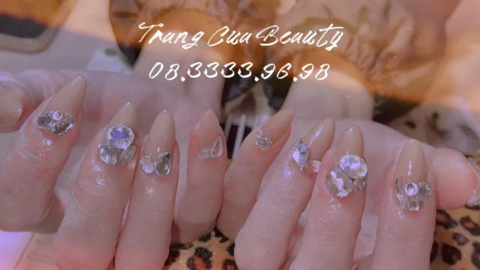 Học viên thực hành kỹ thuật nail chuyên nghiệp