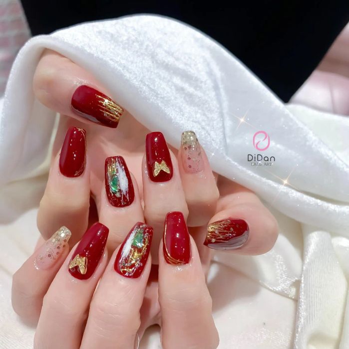 Học viên thực hành kỹ thuật nail chuyên sâu tại DiDan