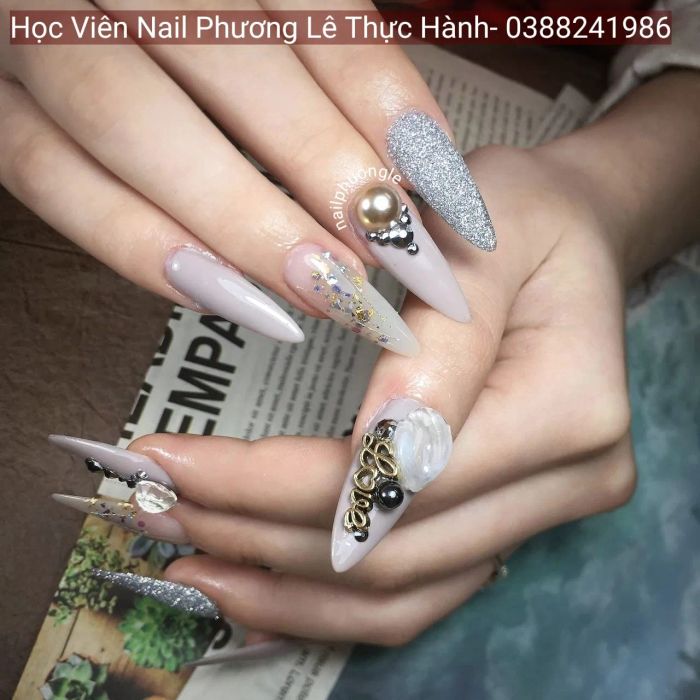 Học viên thực hành kỹ thuật nail cao cấp tại Nail Phương Lê
